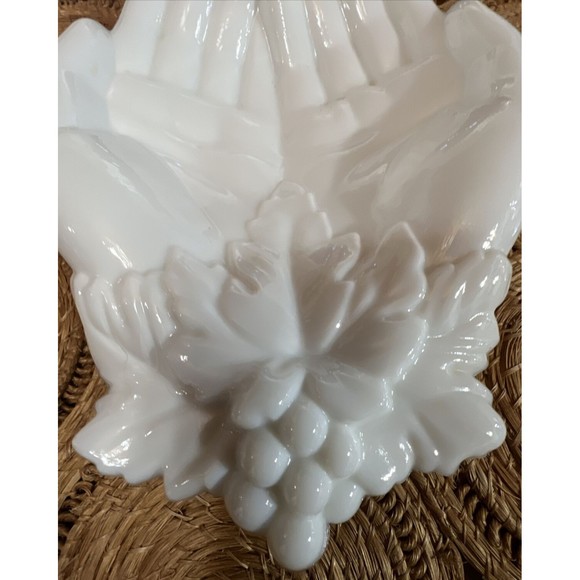Vintage Westmorland Queen Victoria Open Hands Milk Glass Dish Candy Card Holder - Picture 6 of 9